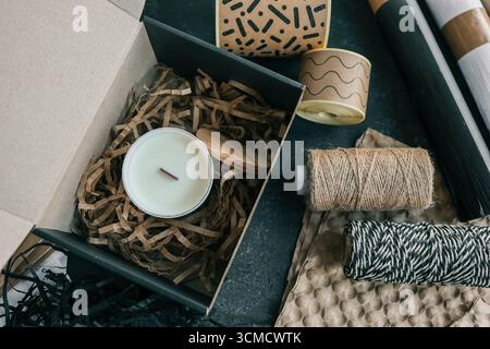 Candela confezionata, prodotto per l'invio di ordini online. Foto Stock