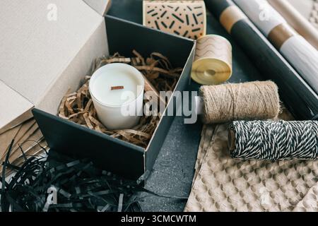 Candela confezionata, prodotto per l'invio di ordini online. Foto Stock