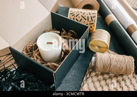 Candela confezionata, prodotto per l'invio di ordini online. Foto Stock