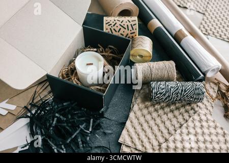 Candela confezionata, prodotto per l'invio di ordini online. Foto Stock