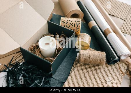 Candela confezionata, prodotto per l'invio di ordini online. Foto Stock