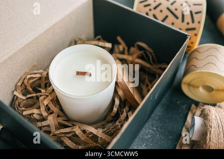 Candela confezionata, prodotto per l'invio di ordini online. Foto Stock