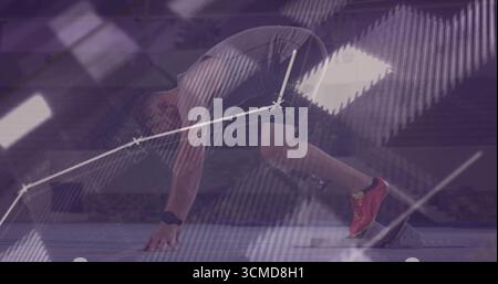 Posizionamento di un velocista maschio che piega le ginocchia e mette le mani sulla pista di atletica, con blocchi di partenza Foto Stock