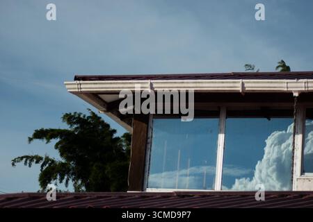 Moderna facciata in legno Foto Stock