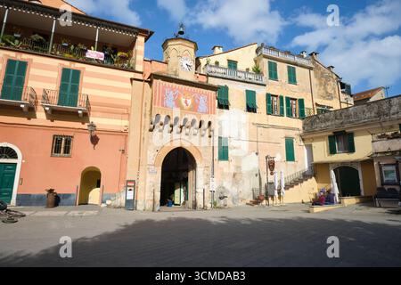 Vista della porta testa. Nel centro storico di Finalborgo in Liguria, Italia. Foto Stock