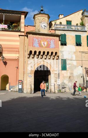 Vista della porta testa. Nel centro storico di Finalborgo in Liguria, Italia. Foto Stock