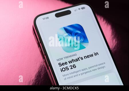 New York, Stati Uniti - 15 settembre 2025: Nuovo iOS 26 sullo schermo iphone Vista ravvicinata dello sfondo Foto Stock