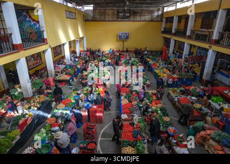 Chichicastenango, Guatemala - 3 luglio 2025: Gente che vende verdure al mercato di Santo Tomas a Chichicastenango, Guatemala. Foto Stock