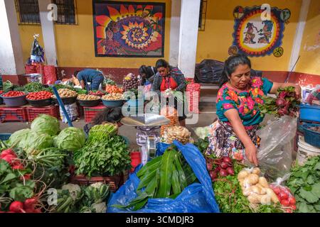 Chichicastenango, Guatemala - 3 luglio 2025: Gente che vende verdure al mercato di Santo Tomas a Chichicastenango, Guatemala. Foto Stock