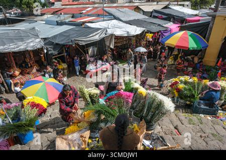 Chichicastenango, Guatemala - 3 luglio 2025: Persone che vendono fiori al mercato di Santo Tomas a Chichicastenango, Guatemala. Foto Stock