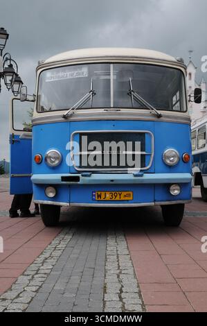 Autobus vintage blu in mostra durante la fiera automobilistica a Sanok, Polonia Foto Stock
