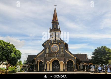 La chiesa di legno a Kon Tum Foto Stock