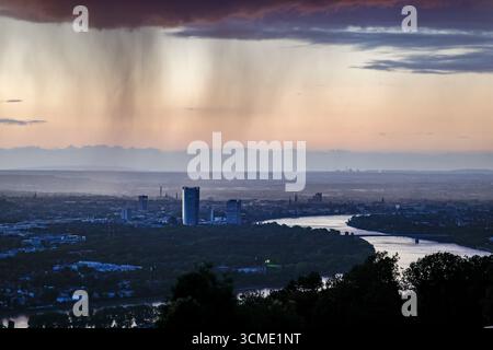 15 settembre 2025, Renania settentrionale-Vestfalia, Königswinter: Veduta da Petersberg di Bonn sulla riva sinistra del Reno e del Reno al crepuscolo. Foto: Thomas Banneyer/dpa Foto Stock