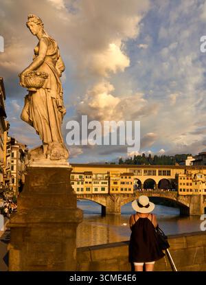 Statua della primavera, Ponte Vecchio, Ponte Santa Trinita, fiume Arno, Firenze, Toscana, Italia Foto Stock