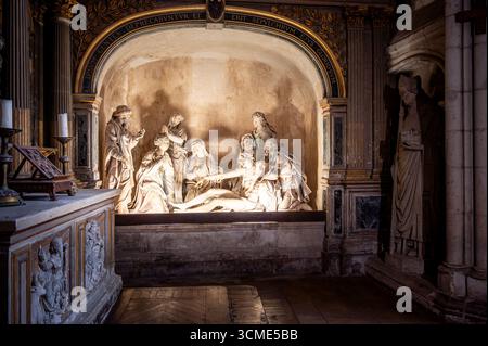 Vista dettagliata delle statue scolpite raffiguranti Gesù tratte dalla croce all'interno della cattedrale di le Mans, evidenziando l'intricato artigianato medievale. Foto Stock