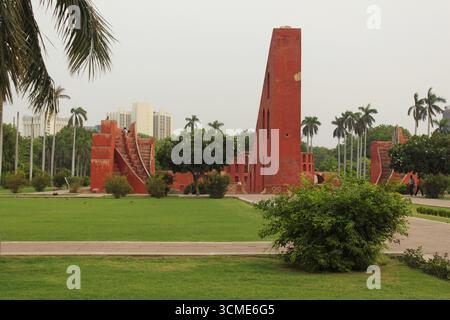 Fotografia grandangolare dello storico Osservatorio Jantar Mantar contro un cielo grigio a nuova Delhi, in India. Foto Stock