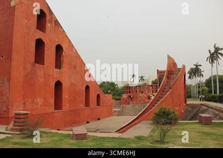 Interessanti angoli dello storico osservatorio Jantar Mantar a Delhi, India. Foto Stock