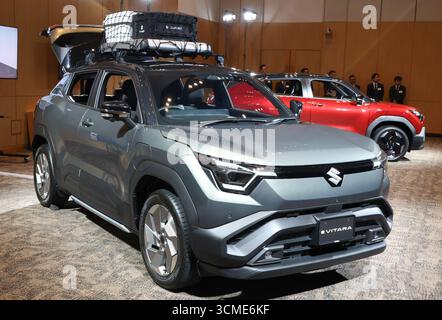 Tokyo, Giappone. 16 settembre 2025. La casa automobilistica giapponese Suzuki Motor espone sul mercato giapponese di Tokyo il primo veicolo elettrico a batteria (BEV) "eVitara" martedì 16 settembre 2025. Il SUV a 5 posti eVitara, prodotto in India, consente di percorrere 520 km per il modello a 2 ruote motrici, mentre 472 km per il modello a 4 ruote motrici a pagamento. (Foto di Yoshio Tsunoda/AFLO) Foto Stock