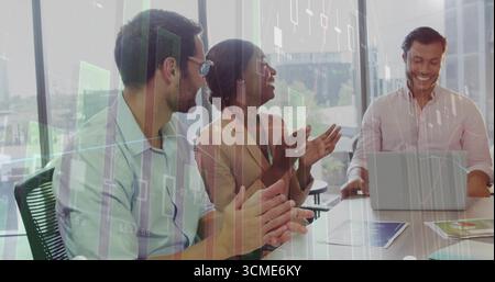 Applaudendo tre professionisti in tuta che guardano le presentazioni dei computer portatili nella sala riunioni, con le carte Foto Stock