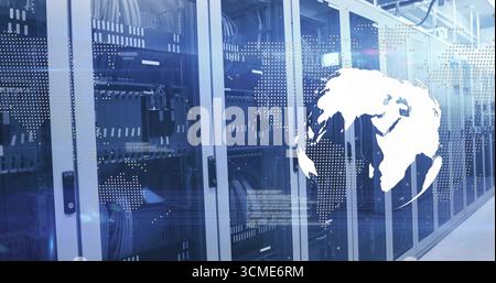 Visualizzazione dei rack server che proiettano la mappa del mondo nel corridoio del data center, con cavi patch e luci a LED Foto Stock