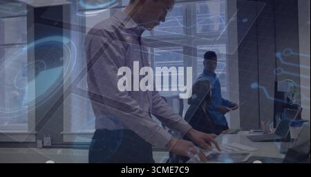 Revisione di una donna matura che organizza documenti stampati a un tavolo bianco in ufficio, con uno smartphone portatile Foto Stock