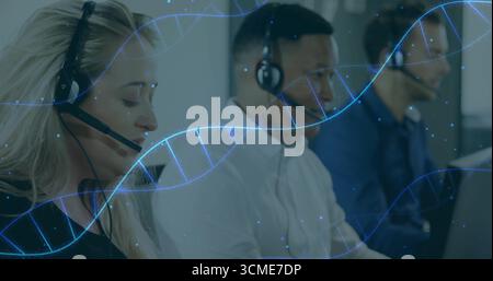 Gestione delle chiamate tre agenti che lavorano alla scrivania in un ufficio open space, con cuffie e elica DNA Foto Stock
