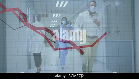 Spostamento maschera chirurgica indossando team che tiene stetoscopi lungo il corridoio dell'ospedale, con grafico della linea dati Foto Stock