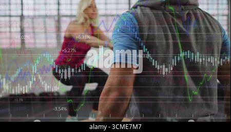 Un personal trainer che guida il cliente che si accova in palestra, con pareti in vetro a griglia e sovrapposizioni digitali Foto Stock