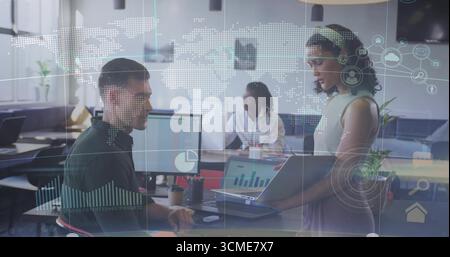 Presentazione di una donna che tiene un notebook in ufficio mentre i colleghi analizzano grafici e spazio per copiare Foto Stock