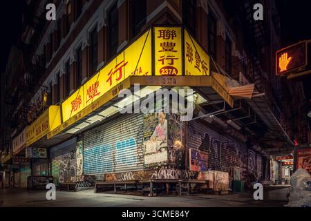 I graffiti ricoprivano Chinatown Corner con cartelli cinesi al neon e chiudono i negozi di notte, New York City, ottobre 2019 Foto Stock