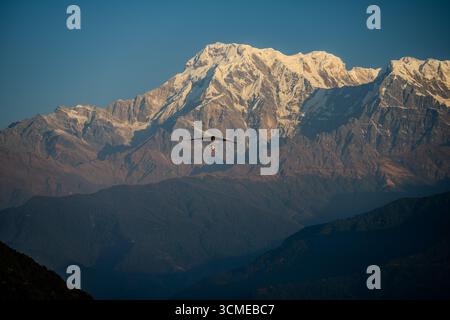 Velivolo ultraleggero che sorvola la catena montuosa dell'Annapurna con lo splendido sfondo himalayano, Pokhara, Nepal Foto Stock