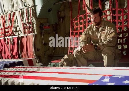 American Sniper è un film biografico di guerra del 2014 diretto e co-prodotto da Clint Eastwood e scritto e prodotto da Jason Hall, basato sull'omonimo libro di memorie di Chris Kyle con Scott McEwen e Jim Defelice. Il film segue la vita di Kyle, che è diventato il tiratore più mortale nella storia militare degli Stati Uniti con 255 uccisioni in quattro tour della guerra in Iraq, 160 dei quali sono stati ufficialmente confermati dal Dipartimento della difesa. Foto Stock