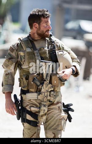 American Sniper è un film biografico di guerra del 2014 diretto e co-prodotto da Clint Eastwood e scritto e prodotto da Jason Hall, basato sull'omonimo libro di memorie di Chris Kyle con Scott McEwen e Jim Defelice. Il film segue la vita di Kyle, che è diventato il tiratore più mortale nella storia militare degli Stati Uniti con 255 uccisioni in quattro tour della guerra in Iraq, 160 dei quali sono stati ufficialmente confermati dal Dipartimento della difesa. Foto Stock