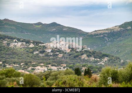 Corsica, un villaggio tradizionale in montagna, case tipiche. Foto Stock