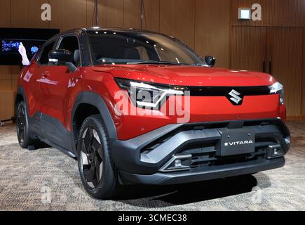 Tokyo, Giappone. 16 settembre 2025. La casa automobilistica giapponese Suzuki Motor espone sul mercato giapponese di Tokyo il primo veicolo elettrico a batteria (BEV) "eVitara" martedì 16 settembre 2025. Il SUV a 5 posti eVitara, prodotto in India, consente di percorrere 520 km per il modello a 2 ruote motrici, mentre 472 km per il modello a 4 ruote motrici a pagamento. (Foto di Yoshio Tsunoda/AFLO) Foto Stock