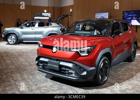 Tokyo, Giappone. 16 settembre 2025. La casa automobilistica giapponese Suzuki Motor espone sul mercato giapponese di Tokyo il primo veicolo elettrico a batteria (BEV) "eVitara" martedì 16 settembre 2025. Il SUV a 5 posti eVitara, prodotto in India, consente di percorrere 520 km per il modello a 2 ruote motrici, mentre 472 km per il modello a 4 ruote motrici a pagamento. (Foto di Yoshio Tsunoda/AFLO) Foto Stock