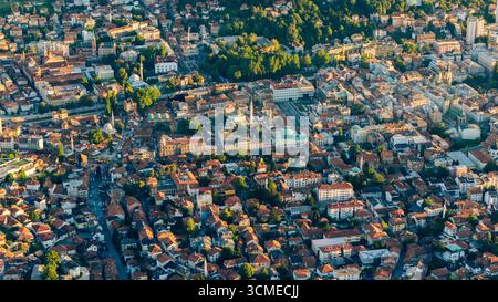 Drone di Sarajevo Baščaršija con la moschea Gazi Husrev-Beg, gli edifici storici e le stradine sotto la luce dorata Foto Stock