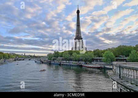 Vista panoramica sulla Torre eiffel dal ponte Bir Hakeim la mattina presto Foto Stock