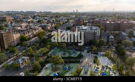 Paesaggio urbano dall'alto che si estende sotto il cielo limpido Foto Stock
