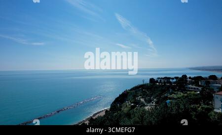 Vista panoramica aerea della città costiera di Numana nelle Marche, con edifici terrazze e mare Adriatico sotto cieli azzurri Foto Stock