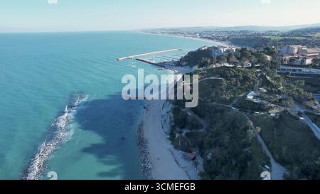 Serena veduta aerea del paesaggio costiero di Numana nelle Marche, con le sue acque turchesi e la lussureggiante vegetazione lungo la costa adriatica Foto Stock