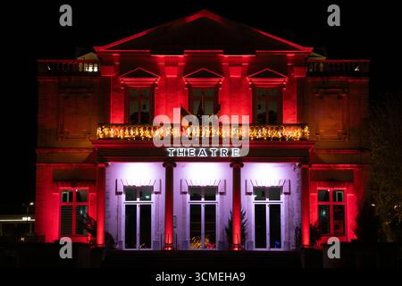 Montélimar (Francia sud-orientale): La parte anteriore del teatro illuminata per le luci di Natale Foto Stock