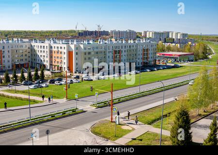 Russia, Kemerovo - 17 maggio 2024. Un ampio passaggio pedonale con semafori e segnali stradali su via Mikhailova nel sobborgo Lesnaya Polyana di Kem Foto Stock