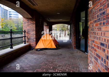 Tenda per senzatetto sotto un passaggio pedonale protetto accanto al canale di Leeds Foto Stock