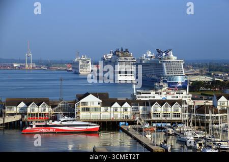 Tre navi da crociera ormeggiate sul Quayside nei Docks di Southampton, Inghilterra, Regno Unito. Foto Stock