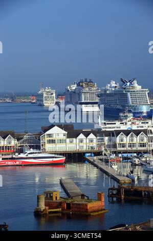 Tre navi da crociera ormeggiate sul Quayside nei Docks di Southampton, Inghilterra, Regno Unito. Foto Stock
