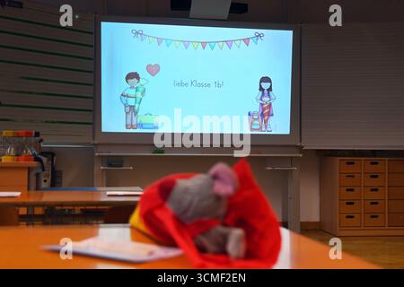 Monaco di Baviera, Germania. 16 settembre 2025. Vista su un'aula di prima classe, lavagna, saluto, Credito: dpa/Alamy Live News Foto Stock