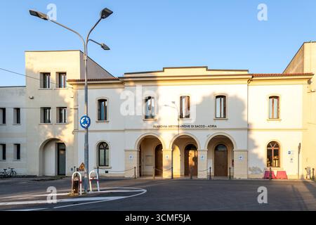 Stazione ferroviaria piove di sacco con cartello Mestre-piove di sacco-Adria a Padova, Veneto, Italia Foto Stock