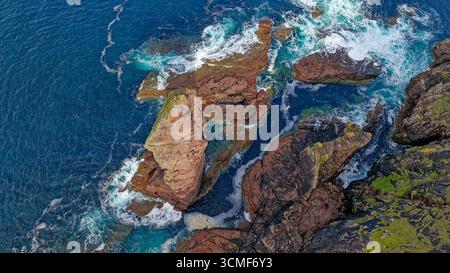 Old Man of Stoer Sutherland, Scozia, 200 metri di arenaria, cinque abili scalatori sopra le rocce e il mare turbolento Foto Stock
