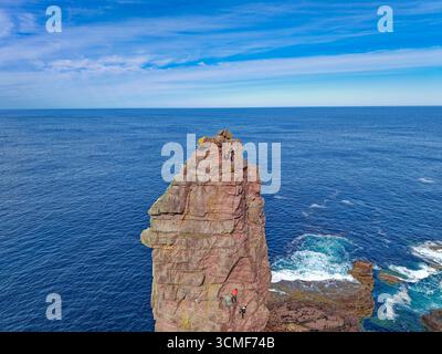 Old Man of Stoer, Sutherland, Scotland, un'arenaria di 200 metri che si avvicina alla vetta Foto Stock